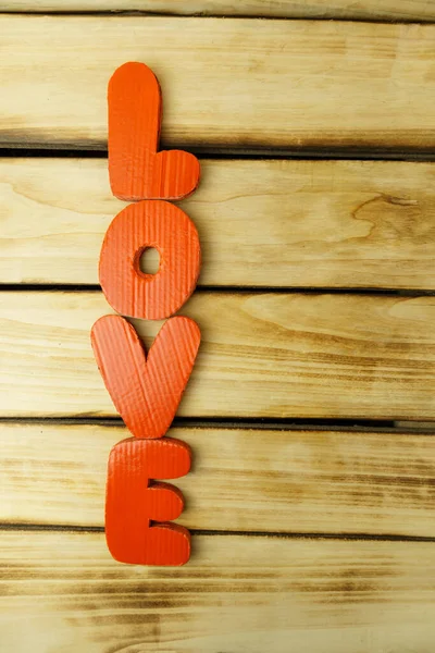 Ahşap Arka Planda Kırmızı Harflerle Yazılmış Dikey Bir Aşk Sevgililer — Stok fotoğraf