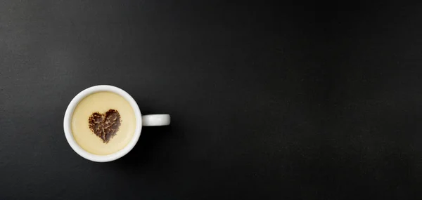 Tasse Cappuccino Der Mitte Des Herzens Auf Schwarzem Hintergrund Mit — Stockfoto