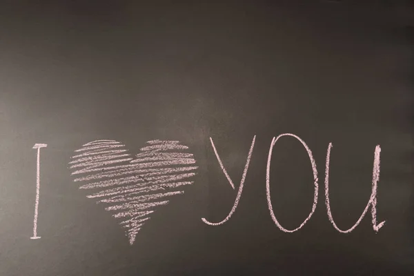 Kalp Harflerle Yazılmış Aşk Siyah Arka Planda Pembe Tebeşirle Çizilmiş — Stok fotoğraf