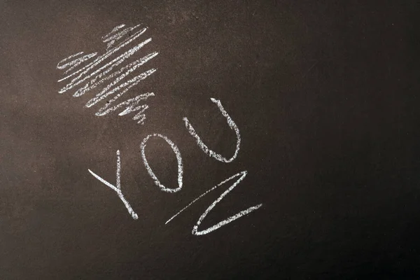 Corazón Letras Amor Dibujado Tiza Azul Sobre Fondo Negro Mensaje — Foto de Stock