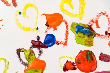 Renkli kalpler beyaz arka planda boyalarla kaplıdır. Sevgililer Günü için kart çiziyorum.