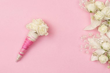 Pembe arka planda beyaz yapay çiçekler. Güzel bir aşk geçmişi var. Yukarıdan görüntüle