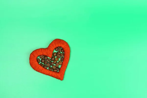 Red Heart Coffee Grains Green Background Romantic Breakfast Concept — Stock Photo, Image