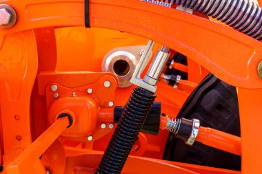 Bir tarımsal tohumlayıcının siyah şok emicisine yakın plan. Tarım makinelerinin yapıcı parçaları