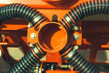 Bir tarım ekicisinin borularını bağlamak için ortak giriş. Tarım makinelerinin yapısal ayrıntıları