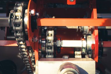 Zincir sürücüsü tarımsal bir tohum ekicinin üzerinde. Tarım makinelerinin yapıcı parçaları