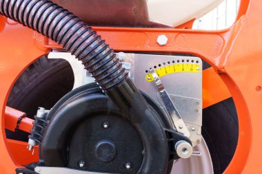 Tarım tohumları için tahıl besleme düzeneği. Tarım makinelerinin yapıcı parçaları.