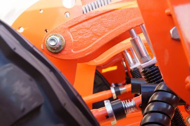 Tarımsal tohum ekme mekanizmalarına yakın çekim. Tarım makinelerinin yapıcı parçaları.