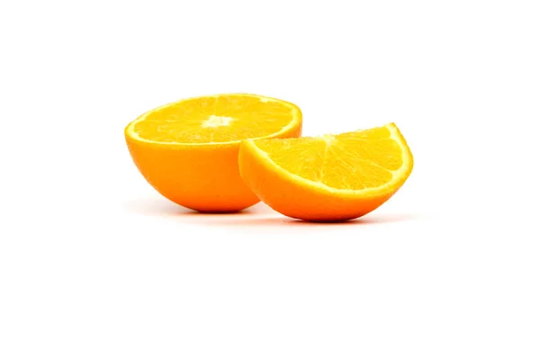 オレンジの果実は白い背景に孤立しています 白でジューシーなオレンジを熟す — ストック写真