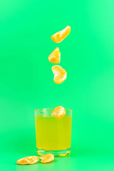 Tangerine Sap Tangerine Plakjes Vallen Een Glas Met Sap Een — Stockfoto