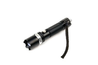 Beyaz arka planda siyah el feneri izole edildi. Bir el fenerinin yakın çekimi