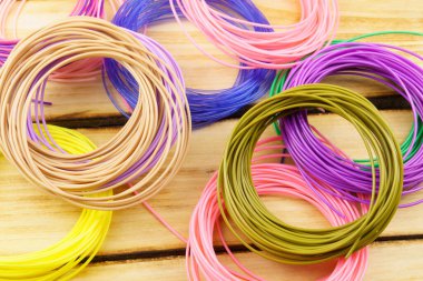 Tahta masadaki 3D kalem için çok renkli 3D plastik. Yaratıcılık, gelecekteki teknolojiler, eğlence, eğitim kavramı