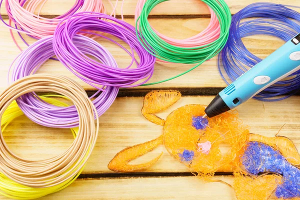 3D kalem çok renkli bir tavşan yaratır. Yaratıcılık, teknoloji, eğlence, eğitim kavramı