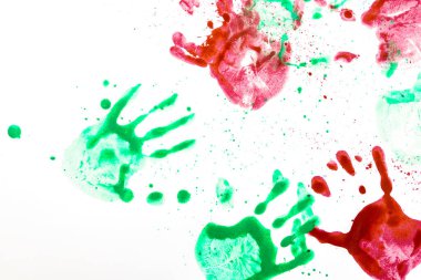 Beyaz arka planda birden fazla renkli el izi var. Çocuklar tarafından yapılan el izleri.