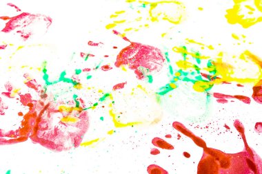 Beyaz arka planda birden fazla renkli el izi var. Çocuklar tarafından yapılan el izleri.