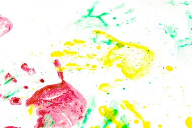 Beyaz arka planda birden fazla renkli el izi var. Çocuklar tarafından yapılan el izleri.