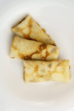 Beyaz tabakta üç gözlemenin üst görüntüsü. Dikey fotoğraf