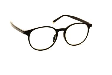 Siyah çerçevelerde görüşü iyileştirmek için gözlük beyaz arka planda izole edilmiş. Kötü görüş iyileştirme kavramı