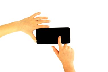 Beyaz arka planda izole akıllı telefon tutan çocuk elleri