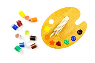 Beyaz arka planda izole edilmiş ressamın boya, renk boyaları ve fırçaları ile palet.