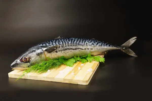 Sarda Crua Decorada Com Salsa Uma Tábua Corte Fundo Preto — Fotografia de Stock