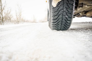 Karlı bir yolda kış lastikleri. Araba detaylarıyla birlikte kış lastikleri.