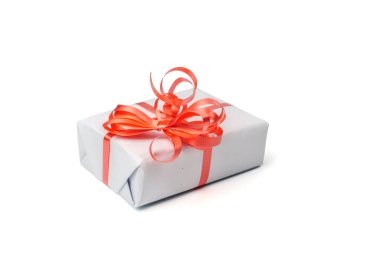 Beyaz arka planda gümüş fiyonklu beyaz hediye kutusu. Kırmızı kurdeleli sürpriz hediye.