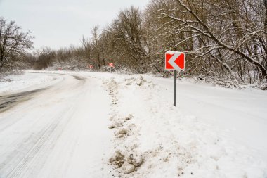 Kış zamanı tehlikeli bir yola saptığının işaretleri. Buzlu işaretler