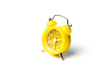 Sarı alarm saati beyaz arka planda izole edilmiş. Resim işleme ve yerleştirmeye hazır..