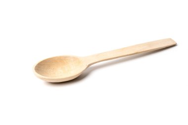 Tahta kaşık beyaz arka planda izole edilmiş. Beyaz arkaplanda önceden kesilmiş bir nesne.