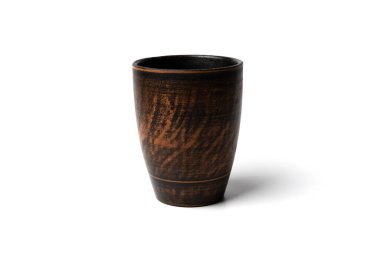 Kahverengi bardak beyaz arka planda izole edilmiş. Resim işleme ve yerleştirmeye hazır..