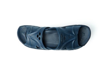 Erkeklerin terlikleri beyaz arka planda tek parça halinde dizilmişti..