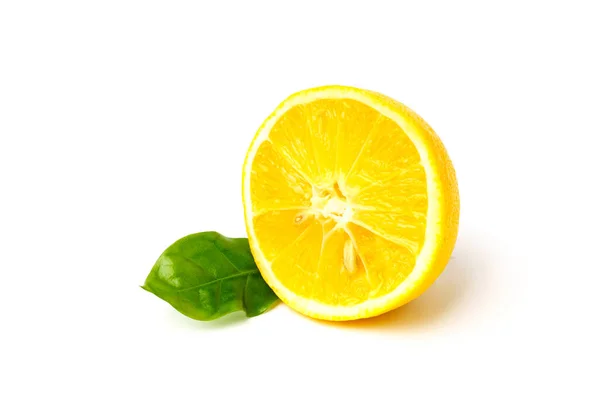 Rebanada Limón Con Hoja Verde Aislada Sobre Fondo Blanco — Foto de Stock