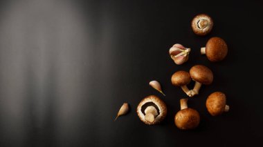 Kahverengi şampiyon mantarlar, siyah arkaplan ve boş telif alanı.