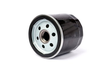 Beyaz arkaplanda yeni araba yağı filtresi izole edildi