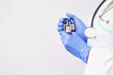 COVID-19 aşısı beyaz arka planda steteskobu olan bir doktorun ellerinde. Metin için boş alan. Covid-19 ve Coronavirus konsepti