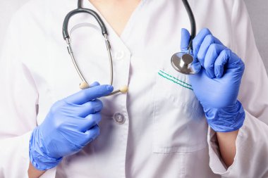 Steteskoptan yapılmış beyaz önlüklü bir doktorun yakın çekimi. İlaç ve sağlık hizmetleri