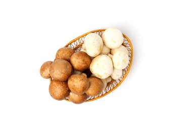 Hasır bir kaptaki taze mantarlar beyaz arka planda izole edilmiş. Yukarıdan görüntüle