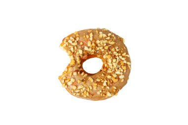 Çikolata kaplı yuvarlak donut ve beyaz arka planda izole edilmiş fındık parçacıkları. Yukarıdan görüntüle.