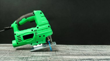 Siyah arkaplanda fotokopi alanı ile modern elektrikli yapboz