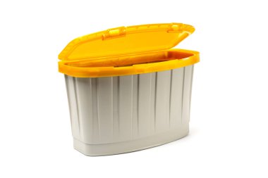 Kapsüllerde beyaz arka planda izole edilmiş plastik deterjan kutusu.