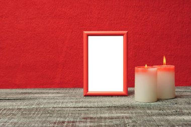 boş fotoğraf çerçevesini ve kırmızı siyah arkaplandaki mumları düzenle.