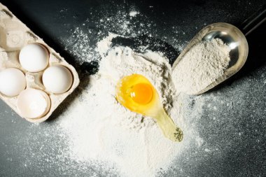 Koyu arka planda hamur için malzemeler, yassı yemek pişirme süreci