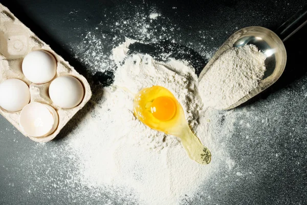 Koyu arka planda hamur için malzemeler, yassı yemek pişirme süreci