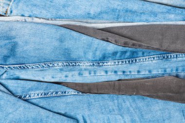 Kot pantolon deseni ya da arka plan çok renkli pantolonlar, üst manzara. Yakın plan..