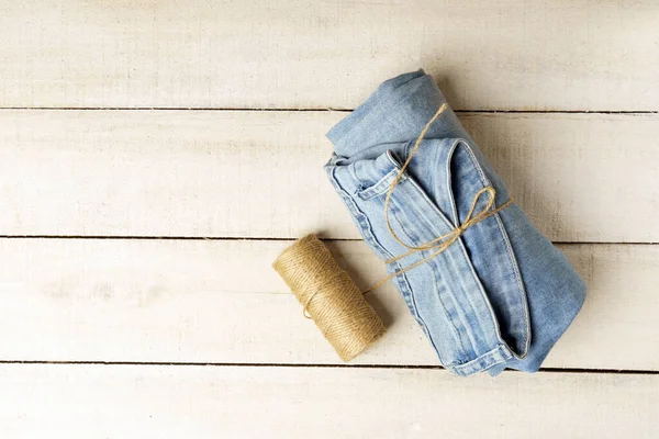 Mavi kot, beyaz ahşap masada, üzerinde kopya alanı olan ince bir felaketle geri sarıldı.