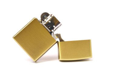 Beyaz arka planda gümüş gaz çakmağı izole edildi..