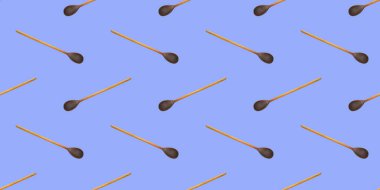 Mavi arka planda tahta kaşıkların deseni. Ahşap kaşıklardan kusursuz bir arka plan. Ahşap çatal bıçak takımı.