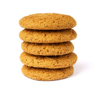 Beyaz arkaplanda izole edilmiş yulaflı kurabiye yığını.