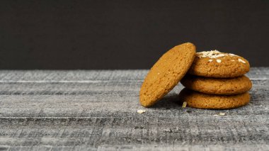 bir yığın yulaf ezmesi kurabiyesi, siyah arkaplanda kopya alanı ile.